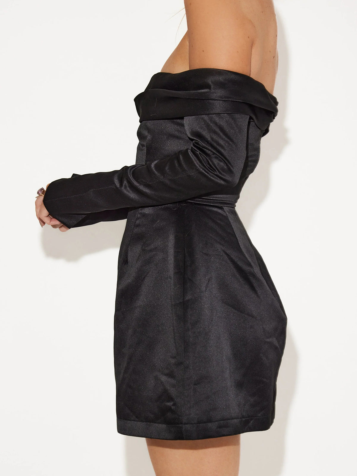 Off-Shoulder-Kleid | Langarm | Party | Satinkleid | Schwarzes Minikleid-HauteBerlin