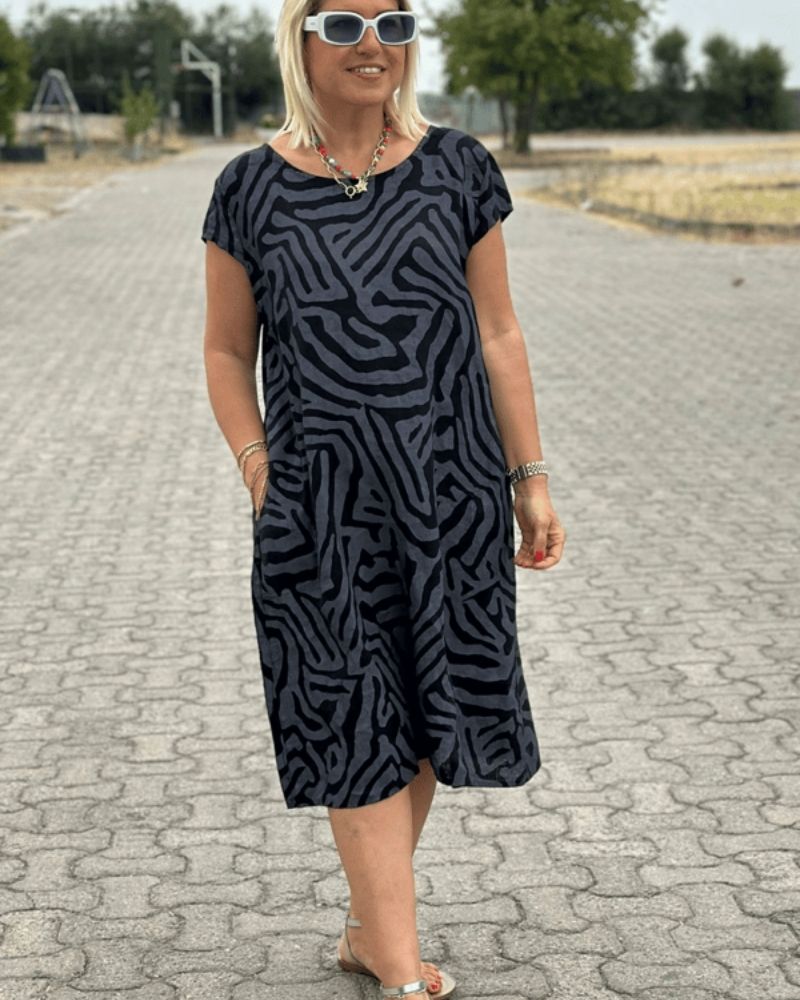 Bedrucktes Kleid – Sommerkleid mit kurzen Ärmeln und lockerer Passform-HauteBerlin