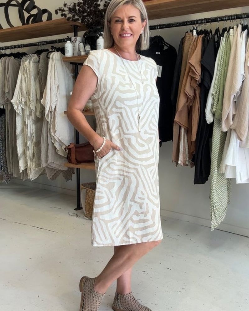 Bedrucktes Kleid – Sommerkleid mit kurzen Ärmeln und lockerer Passform-HauteBerlin
