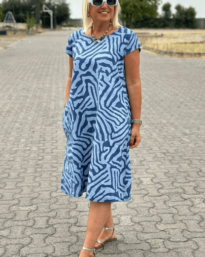 Bedrucktes Kleid – Sommerkleid mit kurzen Ärmeln und lockerer Passform-HauteBerlin