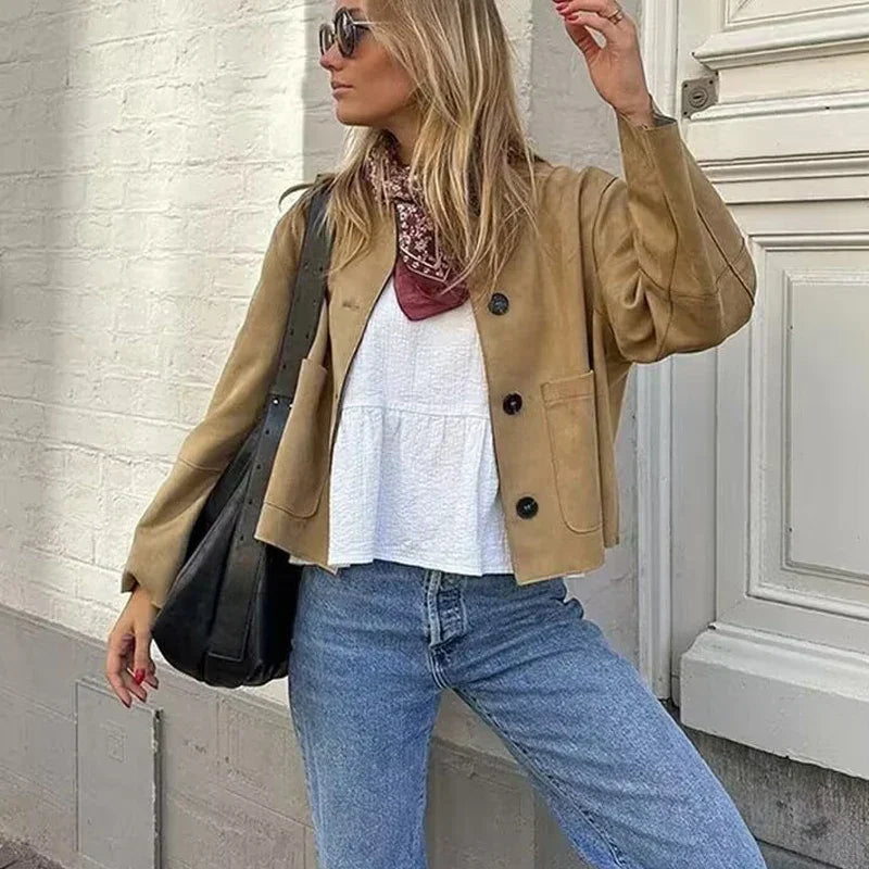 Blazerjacke – Beigefarbene Einreiherjacke für Damen mit Taschen-HauteBerlin