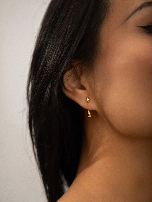 Tropfenförmiger Ohrring – Minimalistische goldene Ohrstecker für Damen