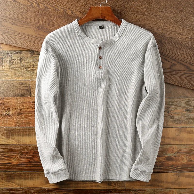 Henley Shirt – Lässiges Langarm-T-Shirt mit Knopfleiste für Männer-HauteBerlin