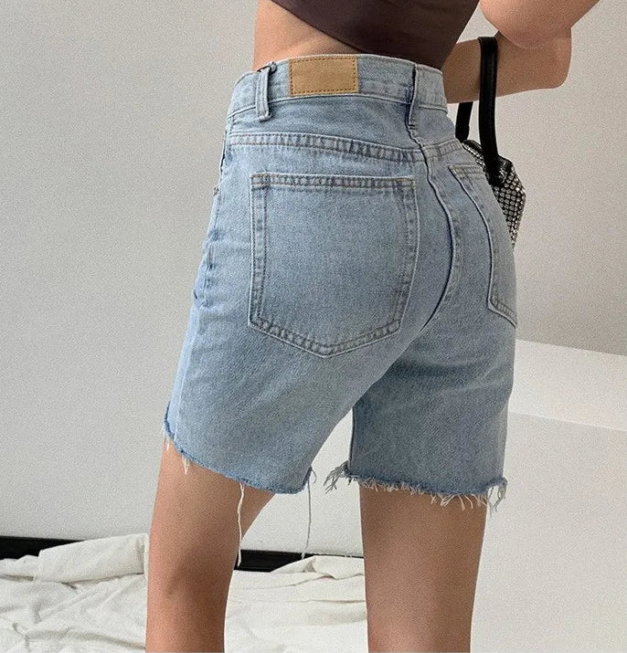 Jeansshorts – Hellblaue Shorts mit hoher Taille für Damen-HauteBerlin