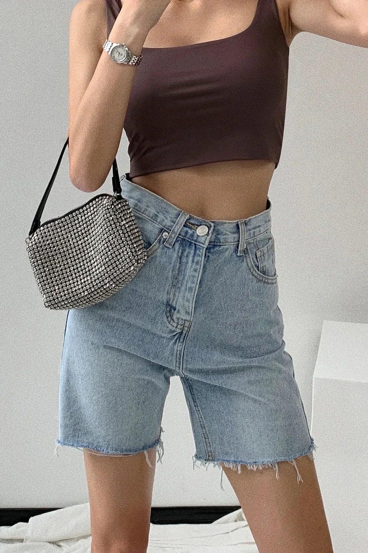 Jeansshorts – Hellblaue Shorts mit hoher Taille für Damen-HauteBerlin