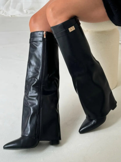 Kniehohe Stiefel – Damenstiefel aus Wildlederimitat mit spitzer Zehenpartie und Absatz-HauteBerlin