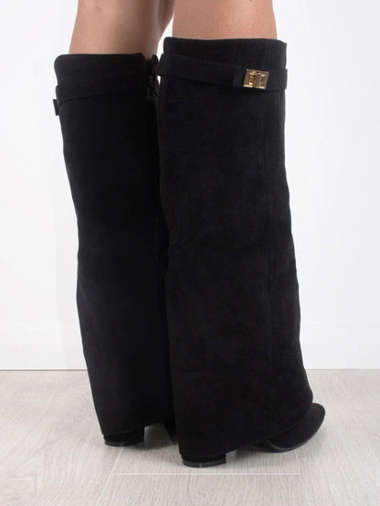 Kniehohe Stiefel – Damenstiefel aus Wildlederimitat mit spitzer Zehenpartie und Absatz-HauteBerlin