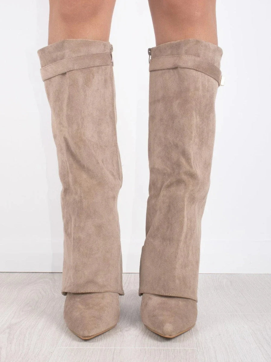 Kniehohe Stiefel – Damenstiefel aus Wildlederimitat mit spitzer Zehenpartie und Absatz-HauteBerlin