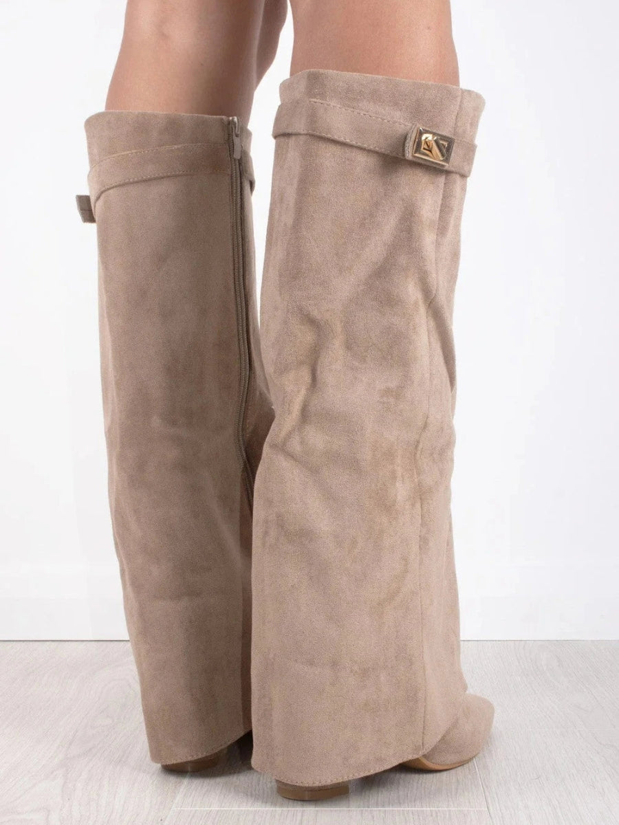 Kniehohe Stiefel – Damenstiefel aus Wildlederimitat mit spitzer Zehenpartie und Absatz-HauteBerlin