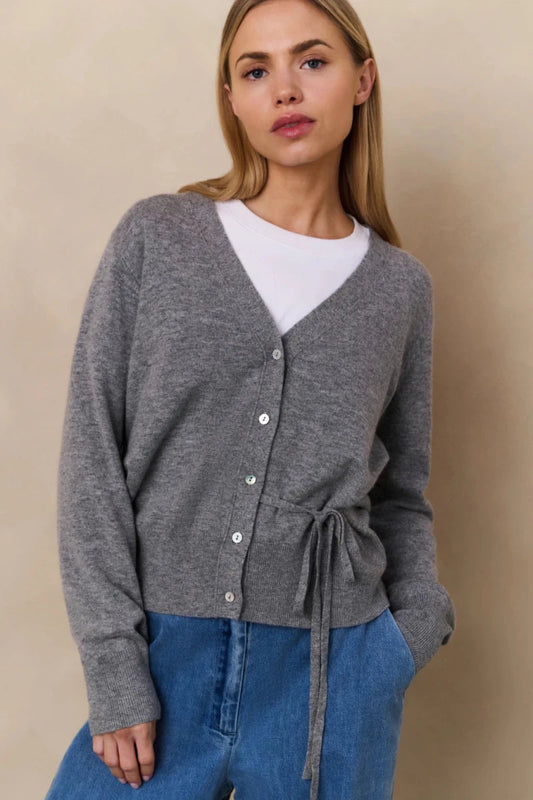 Knopfleiste | Taillengürtel | Grau | Strickjacke | Damenstrickmode-HauteBerlin