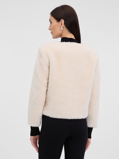 Kunstfelljacke – Slim Fit – Hellbeige – Kurze Felljacke – Damenjacke-HauteBerlin