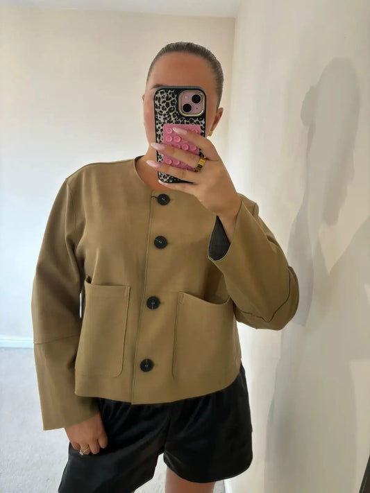 Kurze Jacke – Beige – Leicht – Blazerjacke – Damenjacke-HauteBerlin