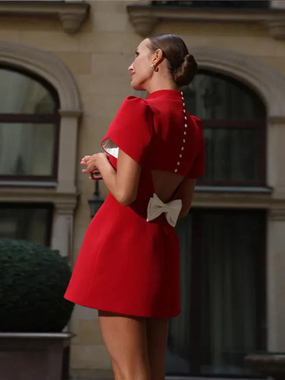 Minikleid – Elegantes Kleid mit hohem Kragen und Puffärmeln-HauteBerlin