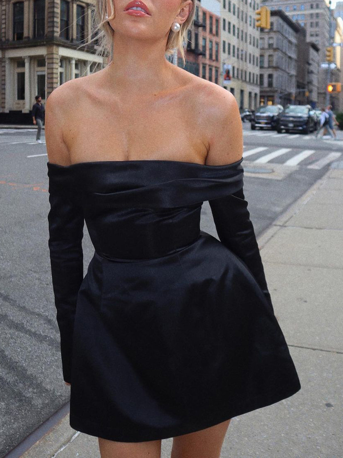Off-Shoulder-Kleid | Langarm | Party | Satinkleid | Schwarzes Minikleid-HauteBerlin