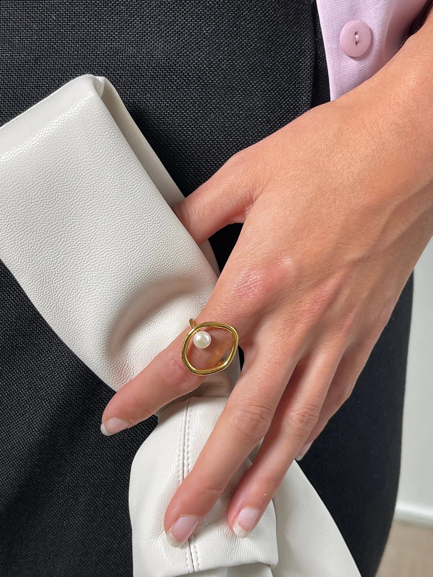 Ovaler Ring – Goldener Kreisring für Frauen mit Perle-HauteBerlin