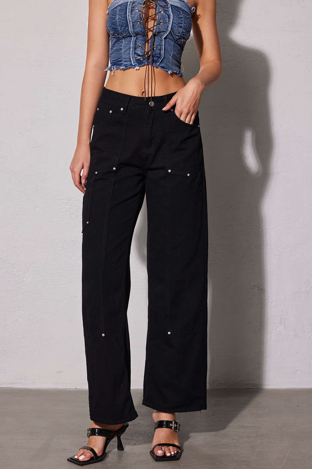 Schwarze Jeans – Hohe Taille – Nietenverzierung – Weite Hosenbeine – Weite Damenjeans-HauteBerlin