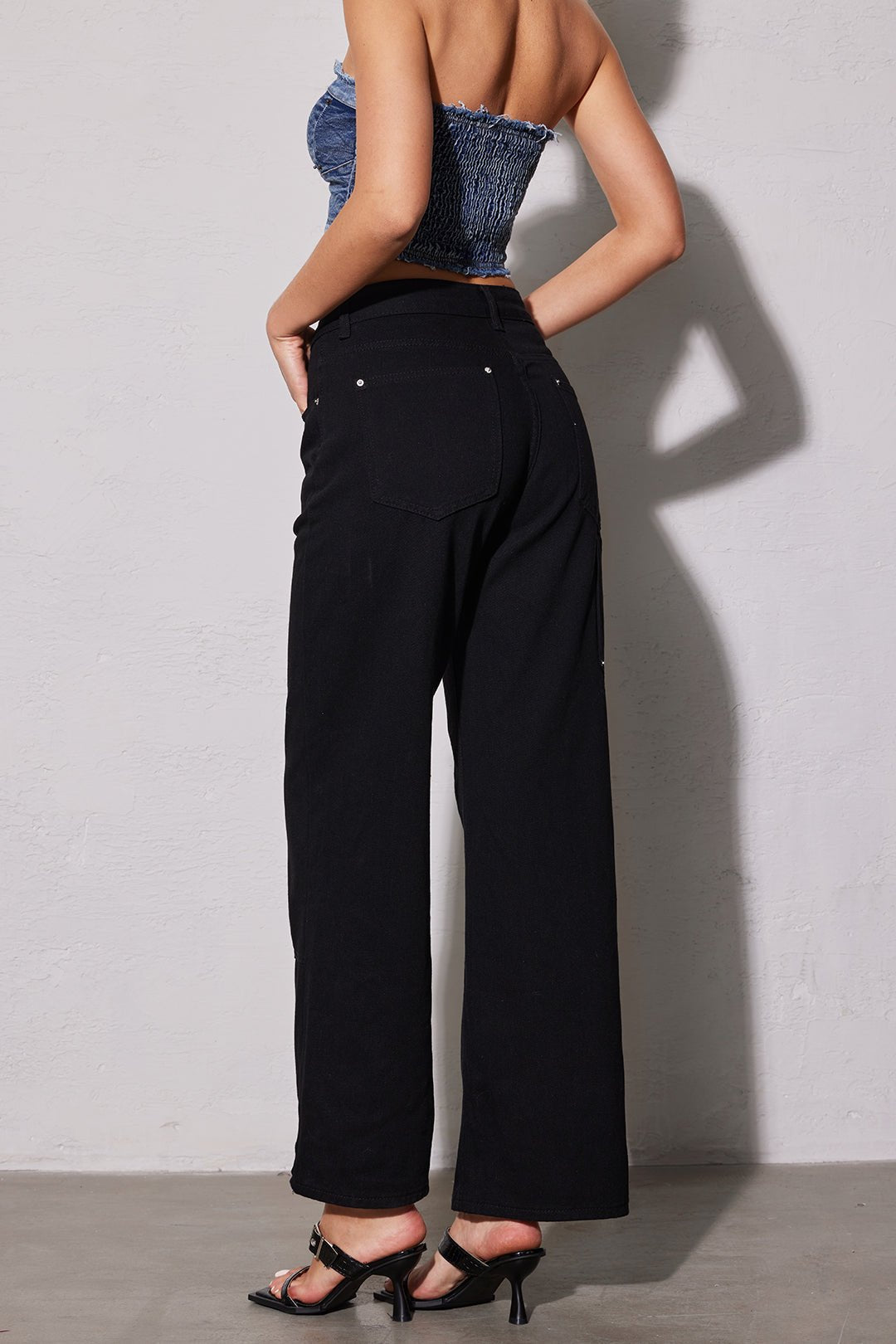 Schwarze Jeans – Hohe Taille – Nietenverzierung – Weite Hosenbeine – Weite Damenjeans-HauteBerlin
