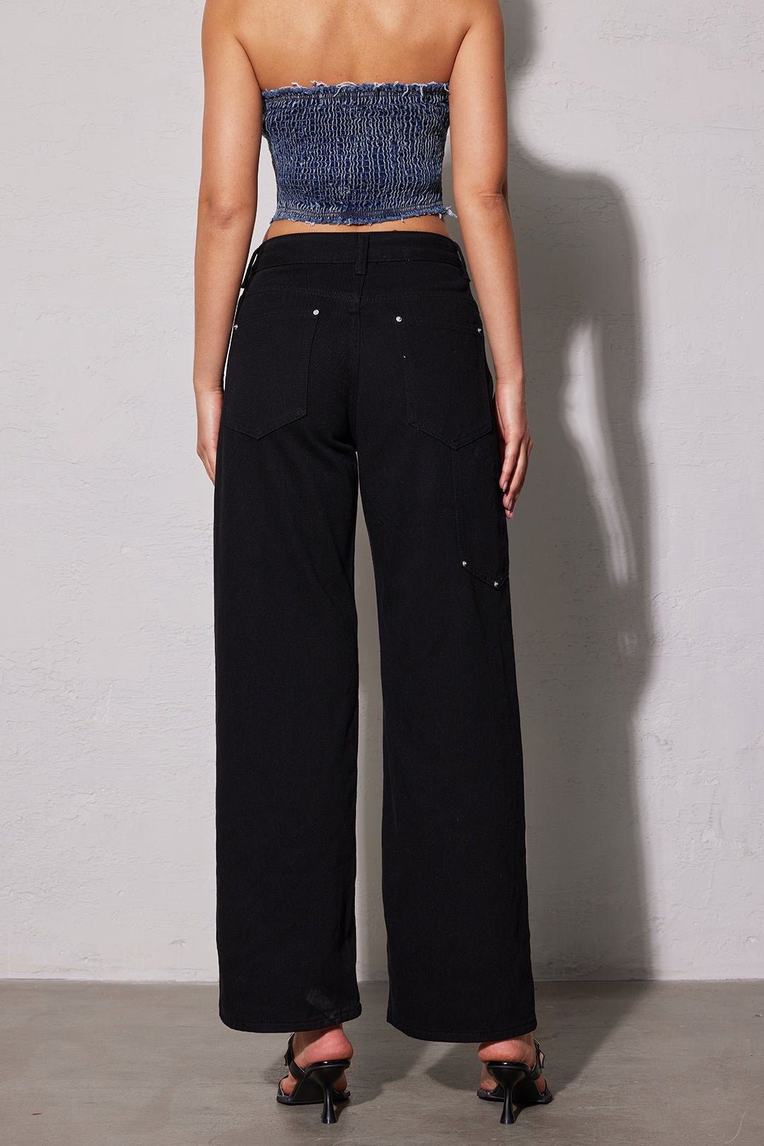 Schwarze Jeans – Hohe Taille – Nietenverzierung – Weite Hosenbeine – Weite Damenjeans-HauteBerlin