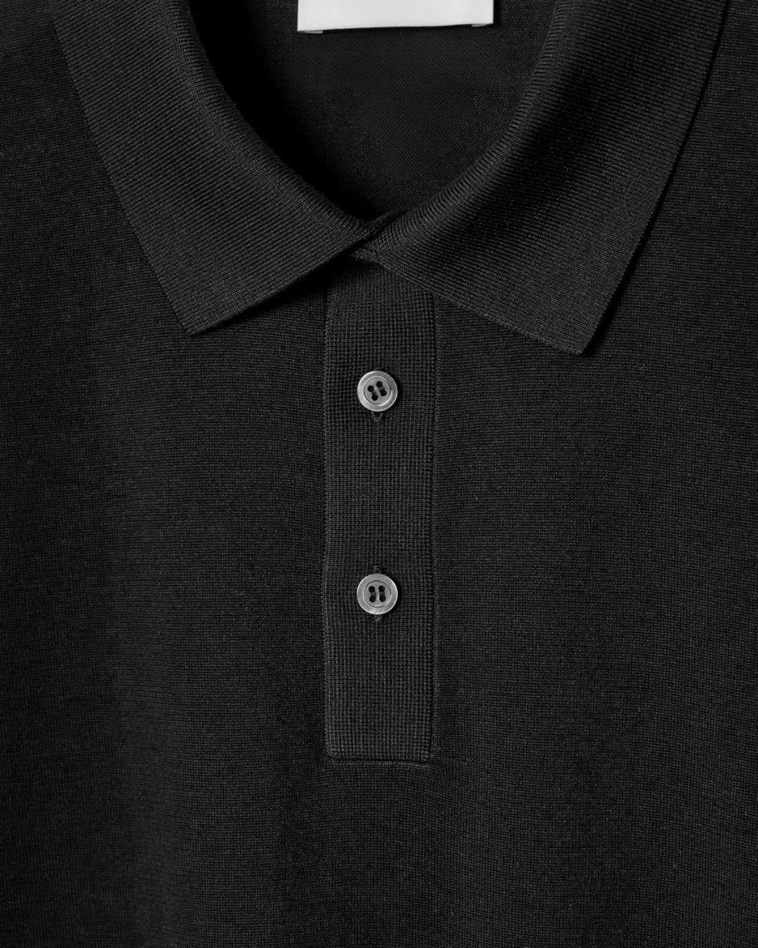 Schwarzes Polohemd – mit Knopfleiste – aus Strick – T-Shirt mit Kragen – Herren-Polohemd-HauteBerlin