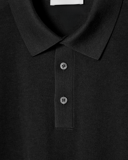 Schwarzes Polohemd – mit Knopfleiste – aus Strick – T-Shirt mit Kragen – Herren-Polohemd-HauteBerlin