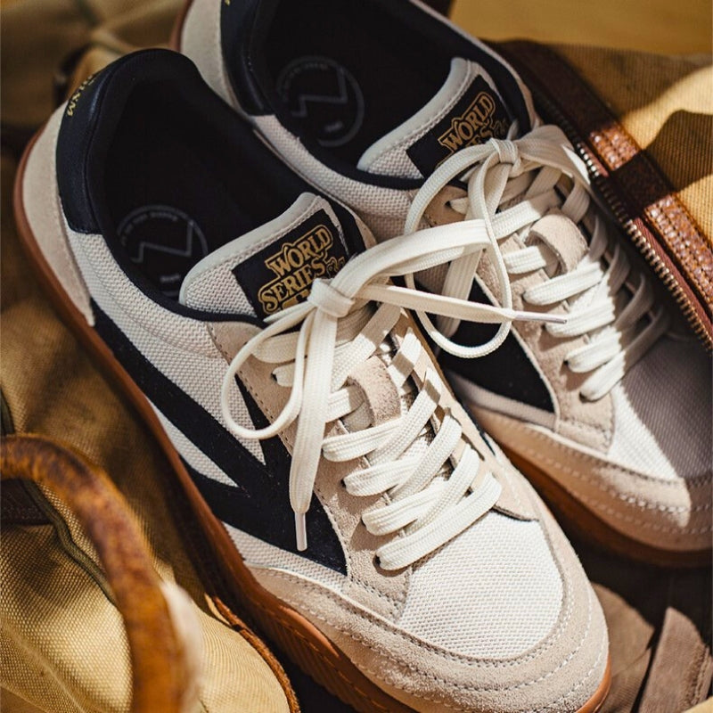 Sneakers – Sport – Schwarz und Weiß – Schnürschuhe – Herrenschuhe-HauteBerlin