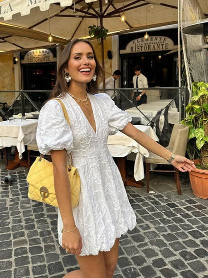 Sommerkleid – Weißes Minikleid mit Puffärmeln für Damen-HauteBerlin