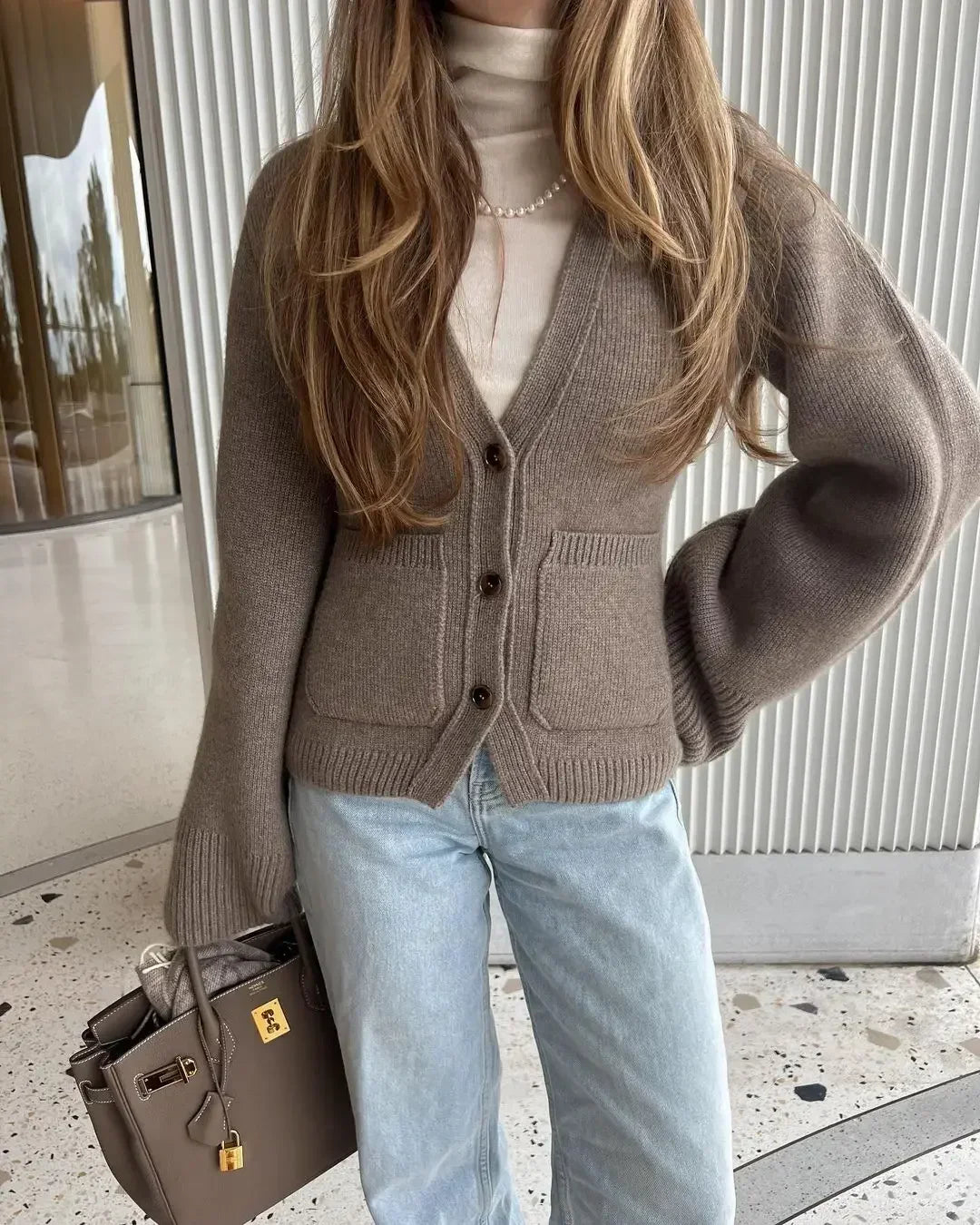 Strickjacke – Oversized-Strickjacke mit V-Ausschnitt und Knöpfen für Damen-HauteBerlin