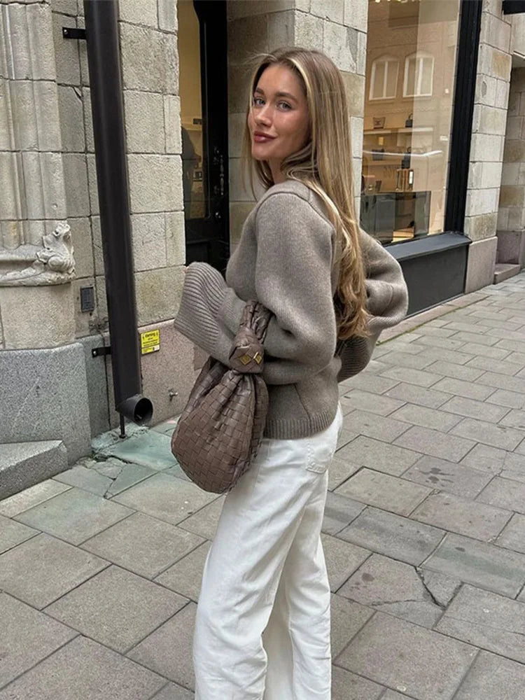 Strickjacke – Oversized-Strickjacke mit V-Ausschnitt und Knöpfen für Damen-HauteBerlin