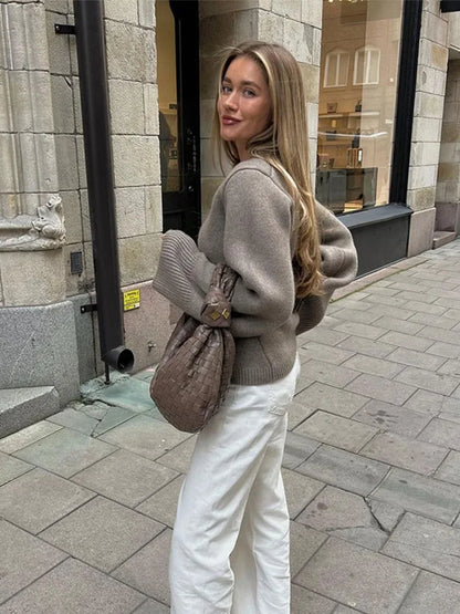 Strickjacke – Oversized-Strickjacke mit V-Ausschnitt und Knöpfen für Damen-HauteBerlin
