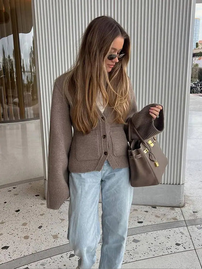 Strickjacke – Oversized-Strickjacke mit V-Ausschnitt und Knöpfen für Damen-HauteBerlin