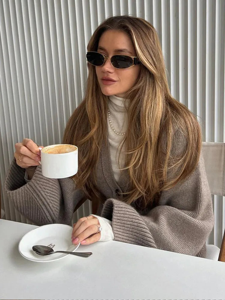 Strickjacke – Oversized-Strickjacke mit V-Ausschnitt und Knöpfen für Damen-HauteBerlin