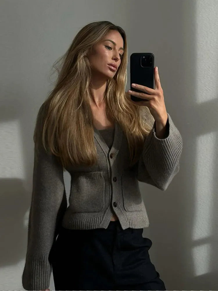 Strickjacke – Oversized-Strickjacke mit V-Ausschnitt und Knöpfen für Damen-HauteBerlin