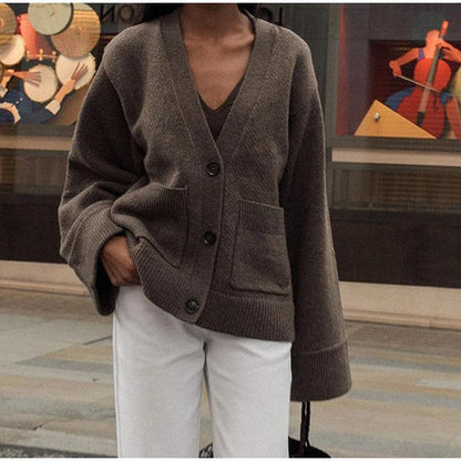 Strickjacke – Oversized-Strickjacke mit V-Ausschnitt und Knöpfen für Damen-HauteBerlin