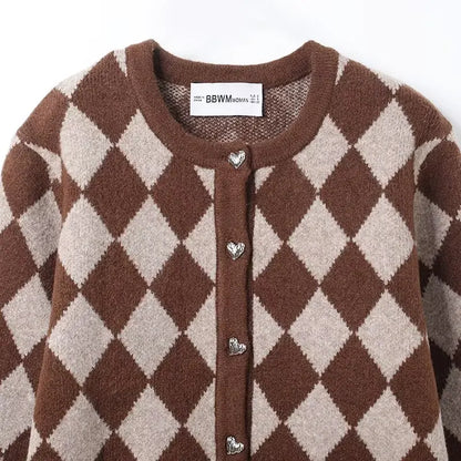 Strickjacke – Rautenmuster – Karomuster – Knopfleiste – Damenstrickjacke-HauteBerlin