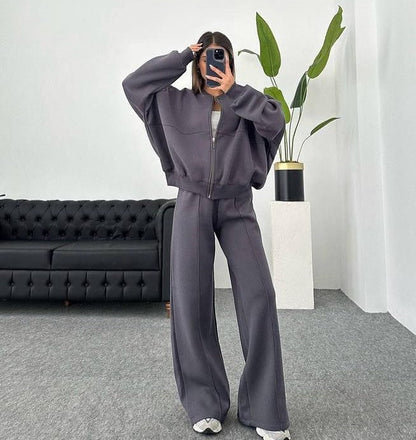 Trainingsanzug für Damen – Set aus Jacke mit Reißverschluss und Jogginghose mit weitem Bein-HauteBerlin