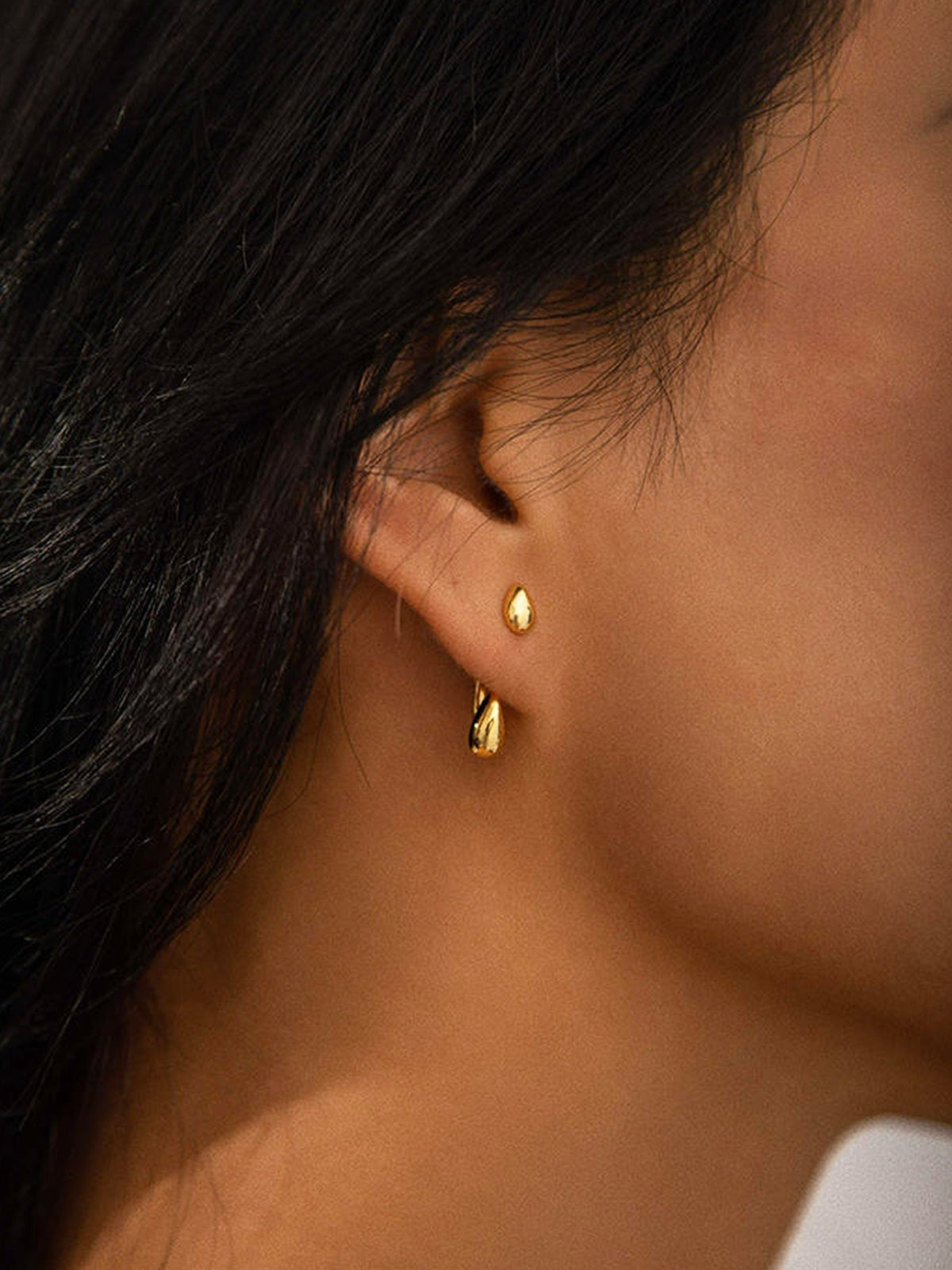Tropfenförmiger Ohrring – Minimalistische goldene Ohrstecker für Damen-HauteBerlin