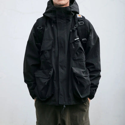 Wetterfeste Jacke | Oversize-Schnitt | Mit Kapuze | Cargo-Jacke | Herrenjacke-HauteBerlin