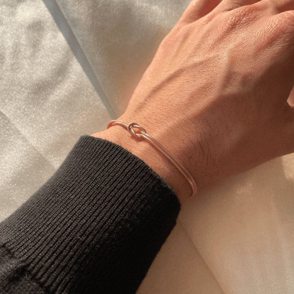 Knotenarmband – Minimalistisches Silber- und Goldarmband für Frauen
